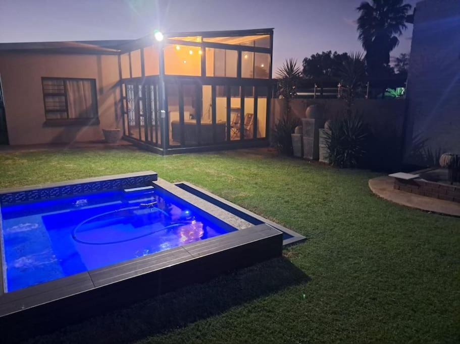 Entire 2 Bedroom House With Jacuzzi And Pool! Meyerton Exterior foto